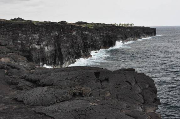 Costa formada por uma erupção vulcânica recente, perto de Volcano, na Big Island, no Havaí